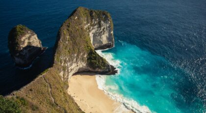 Stunning aerial view of the iconic Kelingking Beach in Bali, showcasing turquoise waters and dramatic cliffs.